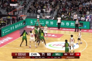 小宝也太强了🔥李月汝强势摘板篮下1V4打进！！